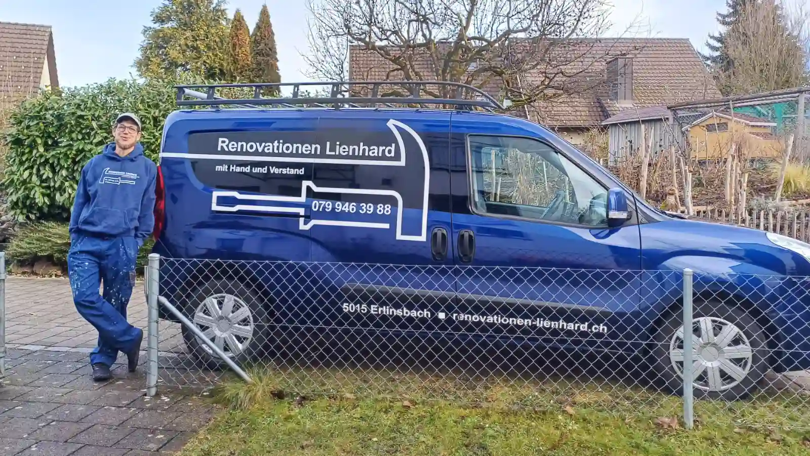 Handwerker Bruno Lienhard neben Firmenauto